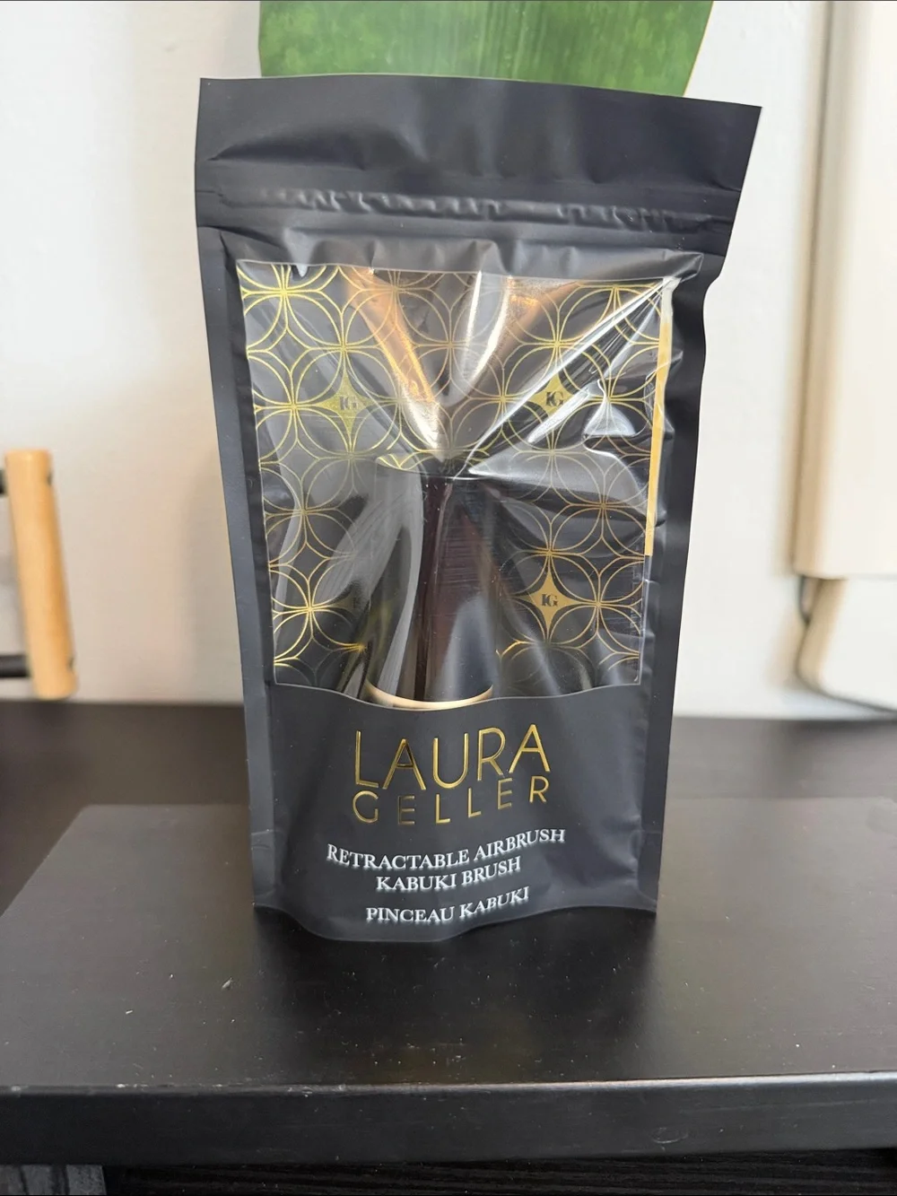 Laura Geller Black and Gold Retractable Kabuki Brush new sealed